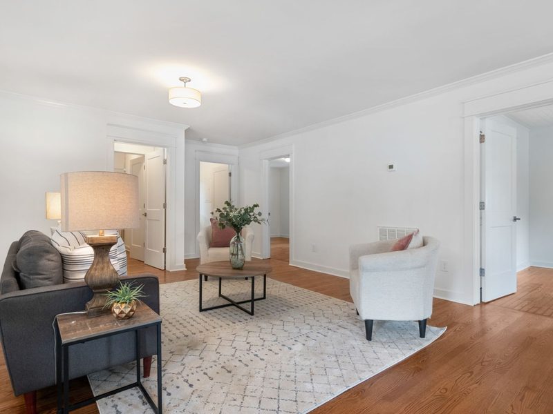 Sala d'estar preparada per vendre un pis a Girona